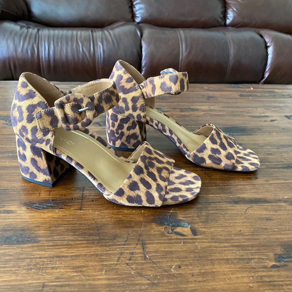 Vionic Chardonnay Leopard Print Block Heel Sandals Brown Tan Size 7.5